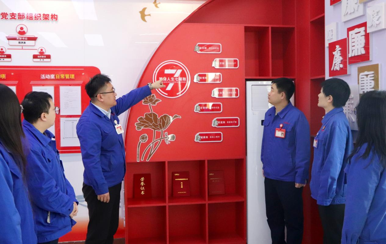 参观党员活动室1.png